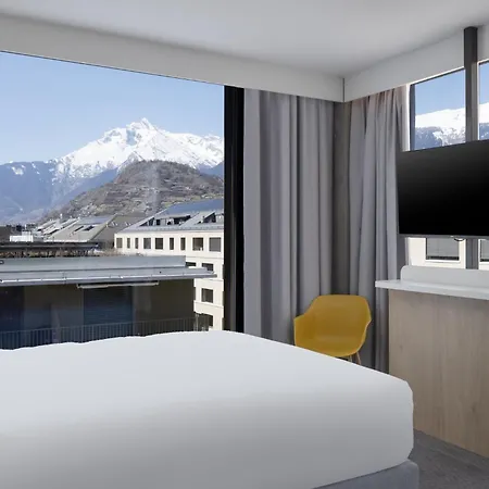 Express & By Ihg Hotel 3*