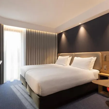 Express & By Ihg *