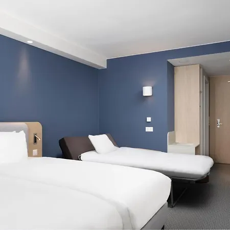 Express & By Ihg מלון