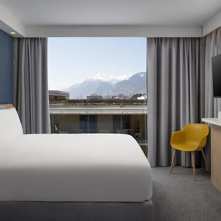 Express & By Ihg 3*