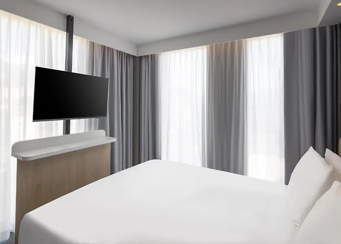 Express & By Ihg 3*
