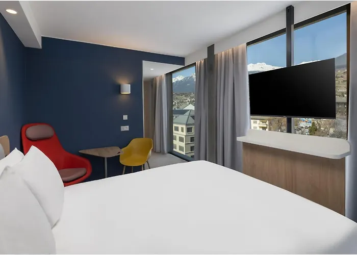 Express & By Ihg * Sion