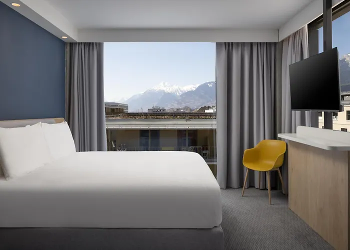 Express & By Ihg 3*