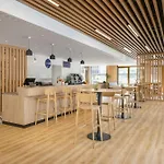 Express & By Ihg מלון