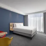 Express & By Ihg מלון